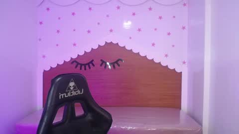 Snapshot of carlie_mayer chatting on 10.04.25 CARLYE online show from 10.04.25