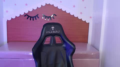 Snapshot of carlie_mayer chatting on 10.16.25 CARLYE online show from 10.16.25