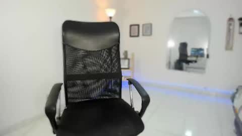 Snapshot of carlitosex09 chatting on 11.18.25 master online show from 11.18.25