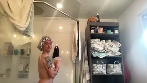 carlyy13 online show from 10.20.25