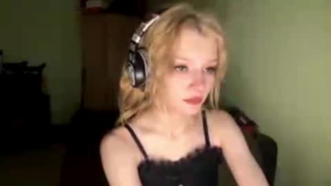 Snapshot of carmenlavelli chatting on 06.19.26 Elina online show from 06.19.26