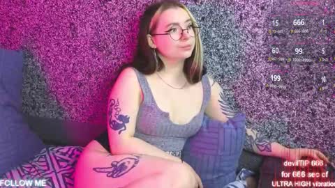 Snapshot of carolinareaperr chatting on 10.22.25 Ask me better xx online show from 10.22.25