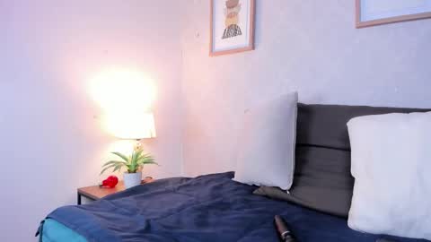 Snapshot of caroline_dh chatting on 11.24.25 Caroline online show from 11.24.25