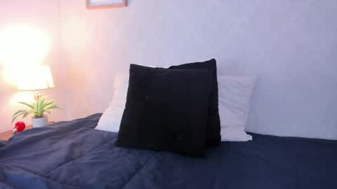 Snapshot of caroline_dh chatting on 11.25.25 Caroline online show from 11.25.25