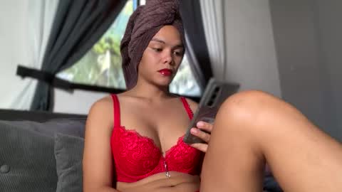 Snapshot of caroline_east chatting on 04.07.26 caroline_east online show from 04.07.26