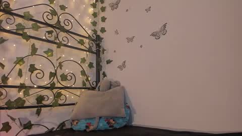 Snapshot of caroline_millerr chatting on 11.19.25 caroline_millerr online show from 11.19.25