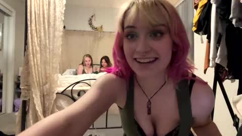 Snapshot of carpetmunchers chatting on 11.02.25 carpetmunchers online show from 11.02.25