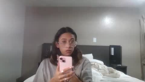 Snapshot of cashmoneyalize chatting on 10.25.25 cashmoneyalize online show from 10.25.25