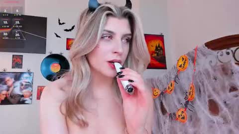 Im Cassie3 online show from 10.31.25