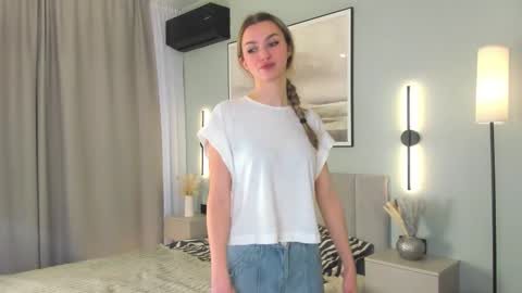 Snapshot of casual_blonde chatting on 02.18.26 For friends Kira online show from 02.18.26