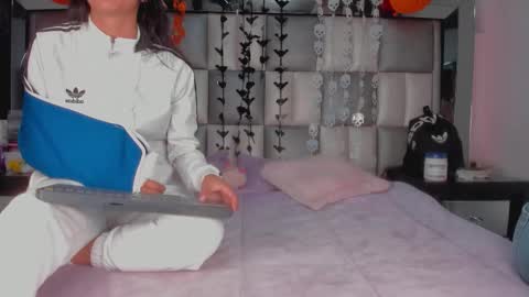 Snapshot of catalina_jade chatting on 10.24.25 Cata online show from 10.24.25