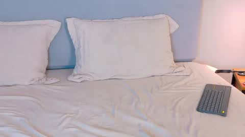 Snapshot of cathmellow_ chatting on 11.09.25 CATH online show from 11.09.25