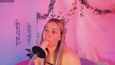 Snapshot of centaurigirls chatting on 11.12.25 Hello guys my name is Sofi and Lizzie and Vanessa online show from 11.12.25