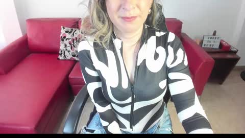 Snapshot of chanel_gold chatting on 01.18.25          online show from 01.18.25