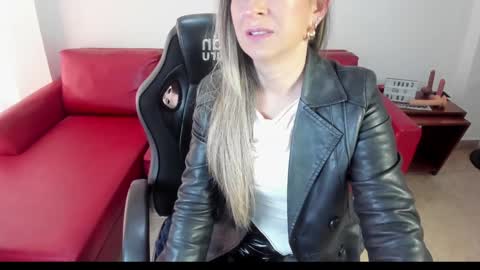 Snapshot of chanel_gold chatting on 01.28.25          online show from 01.28.25