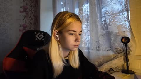 Snapshot of charleneschonert chatting on 11.11.25 Nancy online show from 11.11.25