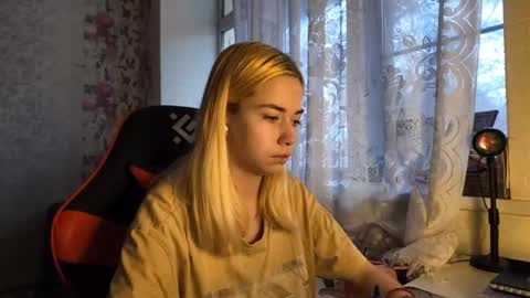 Snapshot of charleneschonert chatting on 11.12.25 Nancy online show from 11.12.25