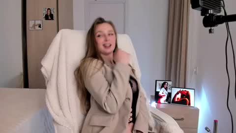 Snapshot of charlottawells chatting on 11.13.25 CharlottaWells online show from 11.13.25