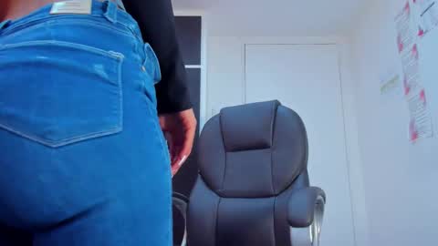 Charlotte Icee online show from 12.04.25