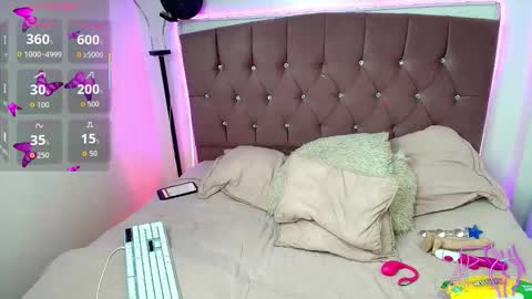 Snapshot of charlotte_walker1 chatting on 11.13.25 charlotte_walker1 online show from 11.13.25