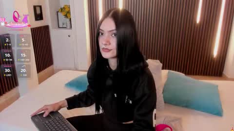 Snapshot of charlotte_whitee1 chatting on 09.21.25 Charlotte Everyday From 0700 to 1300 Col Time online show from 09.21.25