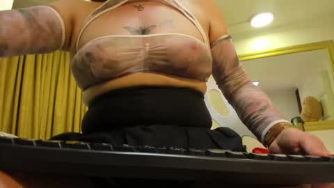 Snapshot of charlottee_brown2 chatting on 11.16.25 C H A R L O T T E online show from 11.16.25