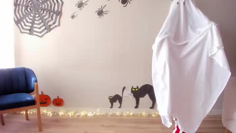 Regina Phalange online show from 10.29.25