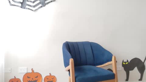 Regina Phalange online show from 10.31.25