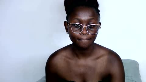 Snapshot of cheeky_charms chatting on 10.08.25 cheeky_charms online show from 10.08.25