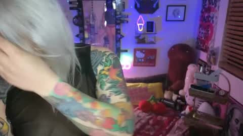 Snapshot of cherryb0mbb0mb chatting on 01.04.25 CherryBombBomb online show from 01.04.25