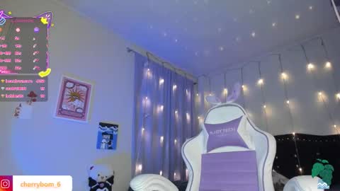 Snapshot of cherrybom_ chatting on 12.20.25 dayis independent model online show from 12.20.25