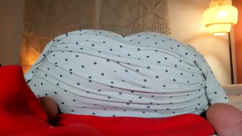 Snapshot of chillwithcamii chatting on 04.14.26 yoursensualparadise online show from 04.14.26