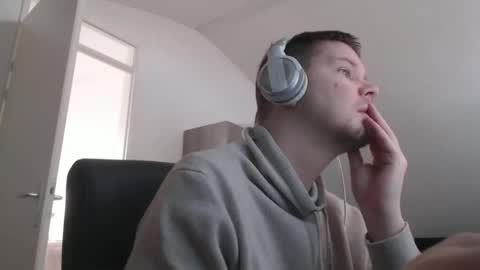 chillzonecam online show from 12.20.25