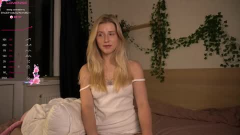 Snapshot of chloe_guidry chatting on 10.26.25 Arianaa Mourrr online show from 10.26.25