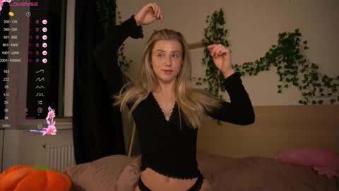 Snapshot of chloe_guidry chatting on 10.30.25 Arianaa Mourrr online show from 10.30.25