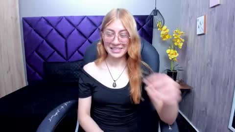 Snapshot of chloecampbell03 chatting on 10.20.25 chloecampbell03 online show from 10.20.25