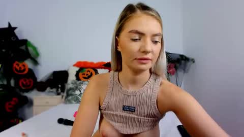 Snapshot of chloecheryy chatting on 10.26.25 Chloe online show from 10.26.25