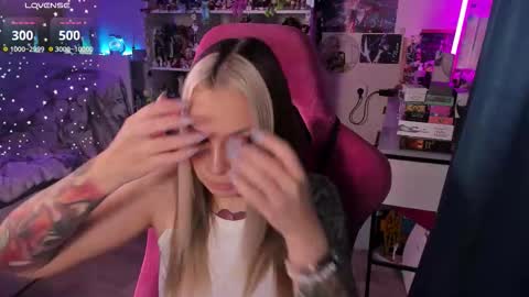 Snapshot of chloekohaku chatting on 11.10.25 ChloeKohaku online show from 11.10.25