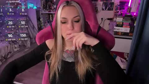 Snapshot of chloekohaku chatting on 11.20.25 ChloeKohaku online show from 11.20.25