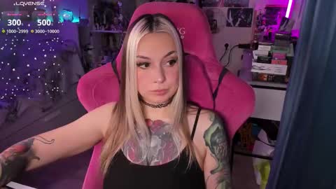 Snapshot of chloekohaku chatting on 11.27.25 ChloeKohaku online show from 11.27.25