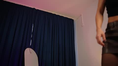 chloemin_ online show from 11.06.25