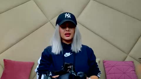 Snapshot of chloevee chatting on 11.21.25 Chloe Vee online show from 11.21.25