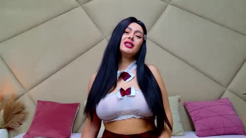 Snapshot of chloevee chatting on 11.29.25 Chloe Vee online show from 11.29.25