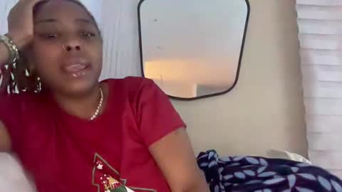 Snapshot of chocolatecakequeen chatting on 12.22.24 ChocolateCakeQueen online show from 12.22.24