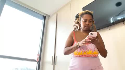 Snapshot of chocolatecakequeen chatting on 02.13.25 ChocolateCakeQueen online show from 02.13.25