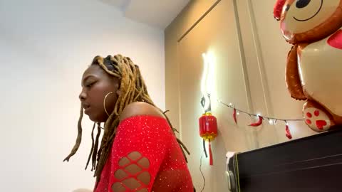 Snapshot of chocolatecakequeen chatting on 02.15.25 ChocolateCakeQueen online show from 02.15.25