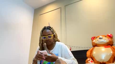 Snapshot of chocolatecakequeen chatting on 02.16.25 ChocolateCakeQueen online show from 02.16.25