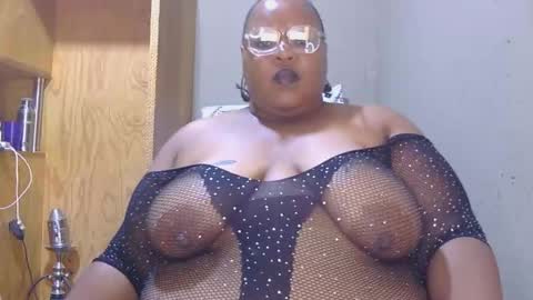 Snapshot of chocolovebbw1986 chatting on 12.19.25 XSEXYBBW69 online show from 12.19.25