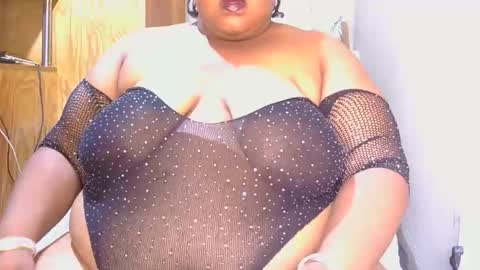 Snapshot of chocolovebbw1986 chatting on 12.22.25 XSEXYBBW69 online show from 12.22.25