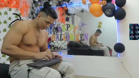 Snapshot of choreythaiylor chatting on 10.11.25 Chorey Thaylor online show from 10.11.25